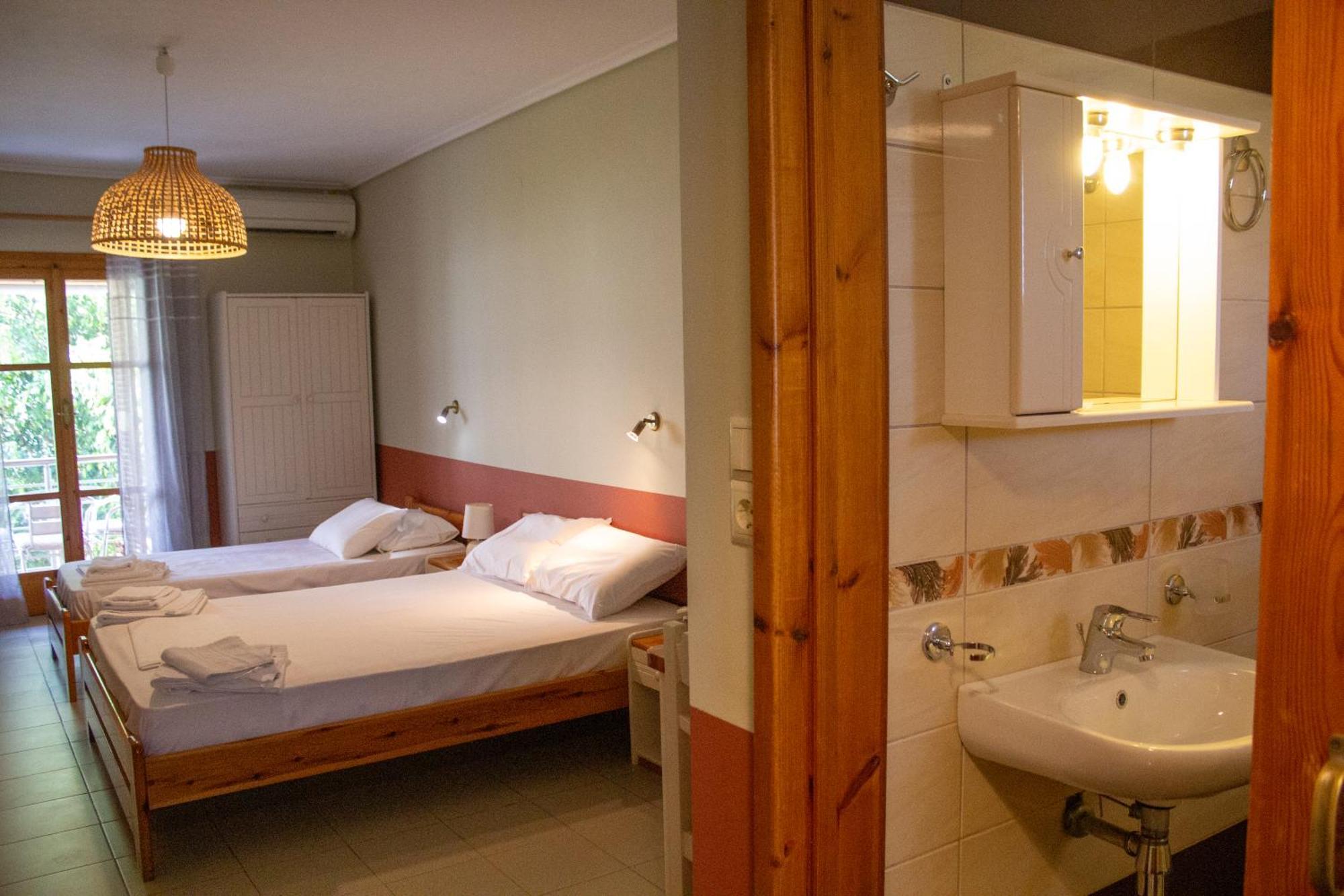 Kritamos Apartments Kardhamili Esterno foto